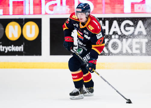 Djurgårdens Linus Johansson med pucken
