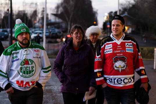 En Rögle och en Malmö Redhawks supporter utanför Lindab