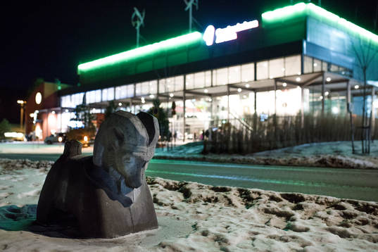 En betongsugga utanför Gavlerinken Arena före