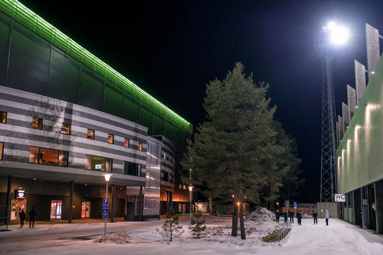 Brynäs spelare värmer upp med fotboll utanför