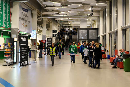 Några får åskådare utanför kioskerna