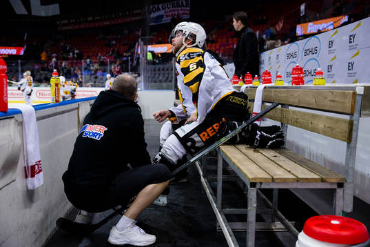 Skellefteås Anton Öhman får behandling av sitt ben