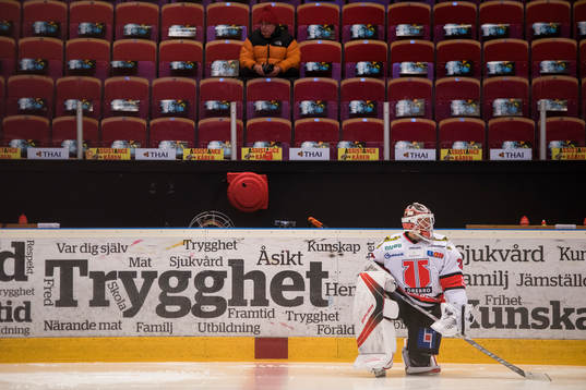 Örebros målvakt Axel Brage före ishockeymatchen i SHL