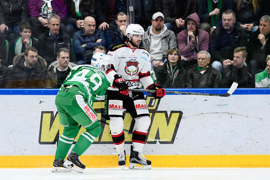 Rögles Sebastian Collberg mot Malmö Redhawks Noah Welch