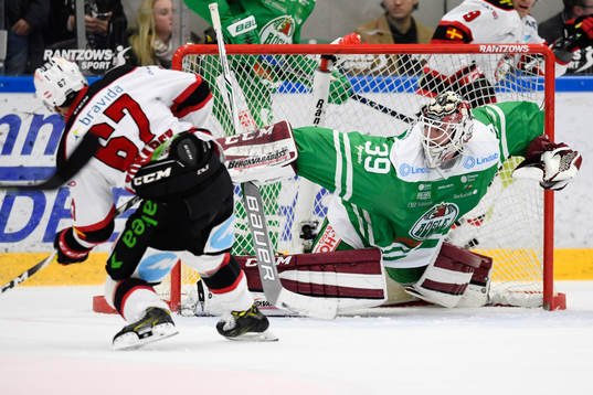 Malmö Redhawks Konstantin Komarek mot Rögles målvakt