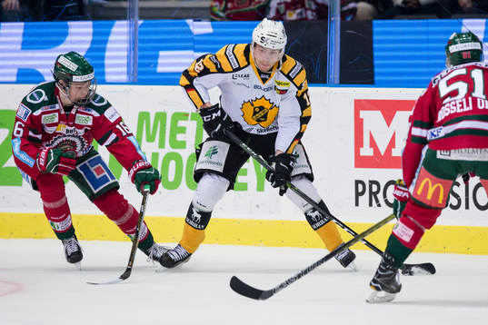 Skellefteås Adam Pettersson mot Frölundas Filip