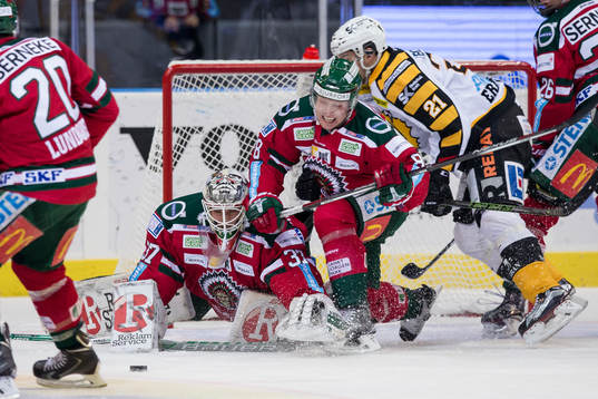 Frölundas målvakt Johan Gustafsson slänger sig