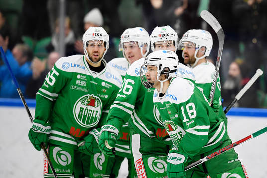 Rögles Timothy Liljegren gör 1-1 och jublar