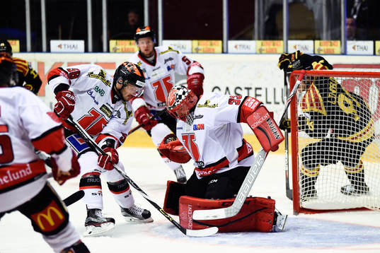 Örebros Michael Haga och målvakt Julius Hudacek
