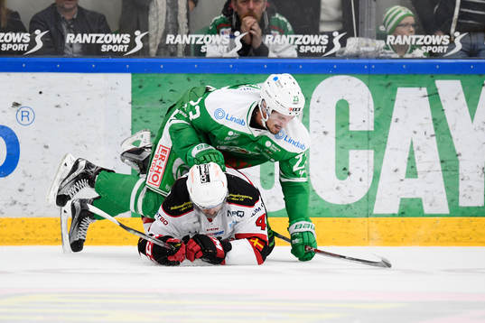 Rögles Daniel Sylwander och Malmö Redhawks Noah Welch