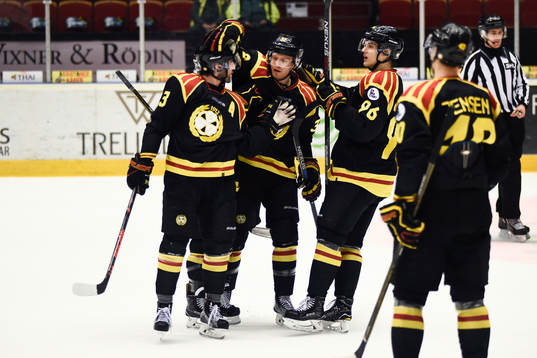 Brynäs Oskar Lindblom gör 3-2 och jublar med Ryan