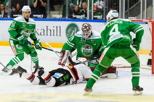 Malmö Redhawks Frederik Storm oroar framför Rögles