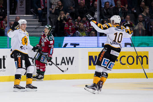 Skellefteås Pär Lindholm jublar ihop med Joakim Lindström