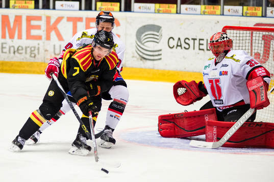 Brynäs Ponthus Westerholm oroar framför Örebros målvakt