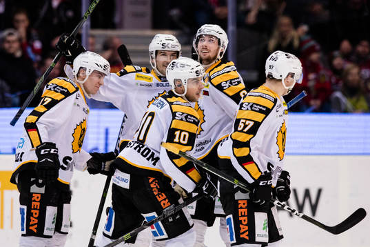 Skellefteås Pär Lindholmoch omfamnas