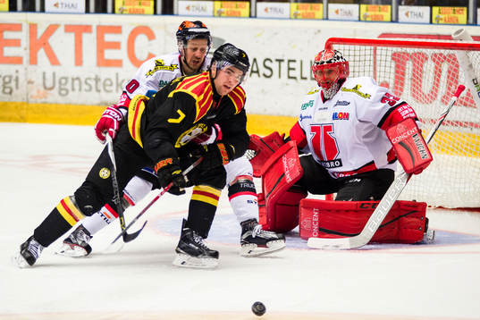 Brynäs Ponthus Westerholm oroar framför Örebros målvakt