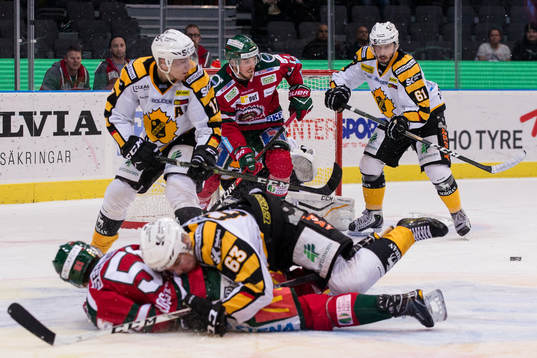 Skellefteås Sebastian Aho tacklar omkull Frölundas Mats