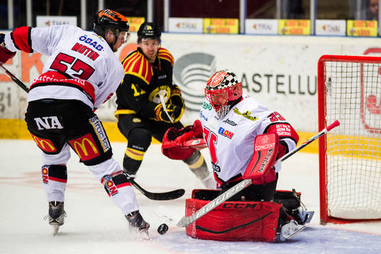 Örebros målvakt Julius Hudacek och Bobbo Petersson