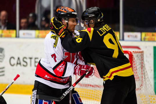 Örebros Alexander Hellström i bråk med Brynäs Oskar
