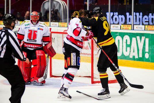 Örebros Alexander Hellström i bråk med Brynäs Oskar