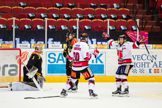 Örebros Marcus Weinstock och Greg Squires jublar