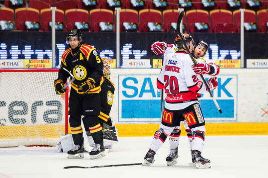 Örebros Marcus Weinstock och Greg Squires jublar