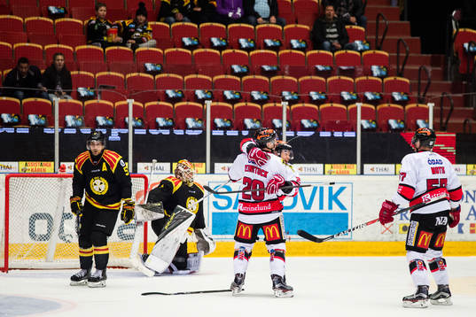 Örebros Marcus Weinstock och Greg Squires jublar