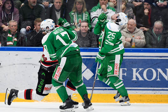 Rögles Ludvig Elvenes träffas av en klubba i ansiktet