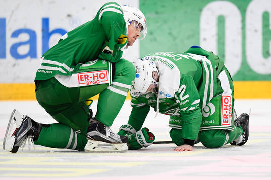 Rögles Alen Bibic hjälper Jack Connolly
