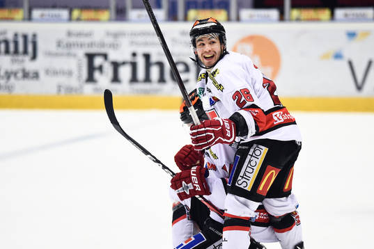 Örebros Greg Squires jublar