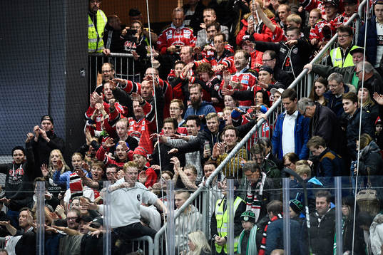 Malmö Redhawks supportrar jublar