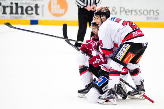 Örebros Peter Andersson och Greg Squires  jublar