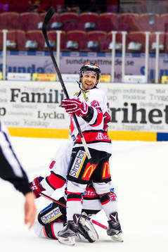 Örebros Peter Andersson och Greg Squires  jublar