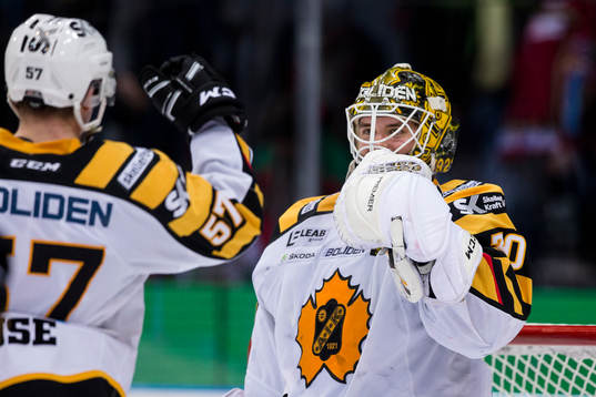 Skellefteås målvakt Gustaf Lindvall jublar ihop med Emil