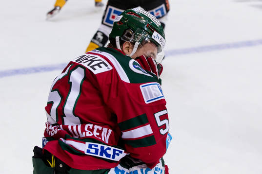 Frölundas Mats Rosseli Olsen tar sig för ansiktet