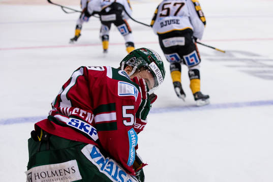 Frölundas Mats Rosseli Olsen tar sig för ansiktet
