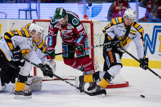 Frölundas Joel Lundqvist i kamp om pucken med Skellefteås