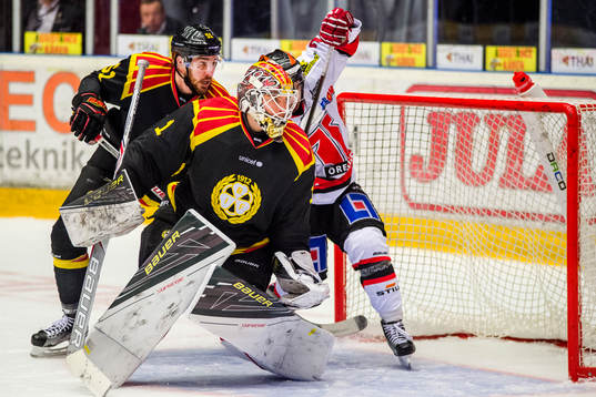 Brynäs Marc Zanetti och målvakt Felix Sandström