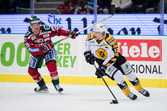 Skellefteås Adam Pettersson före Frölundas Simon