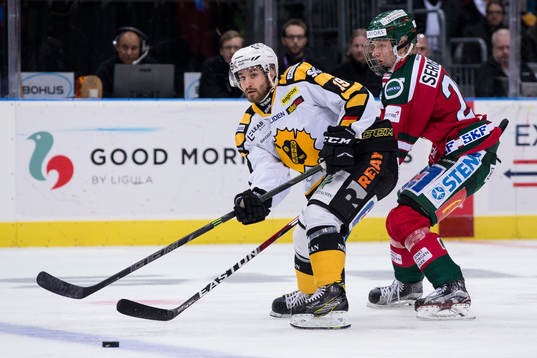Skellefteås Andrew Calof före Frölundas Rasmus Dahlin