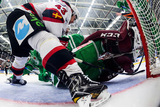 Malmö Redhawks Nichlas Hardt oroar bakom Rögles målvakt