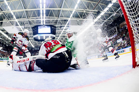Malmö Redhawks målvakt Oscar Alsenfelt med räddning
