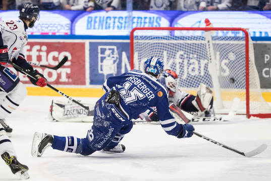 Leksands Johan Porsberger gör 1-0 i ishockeymatchen i SHL