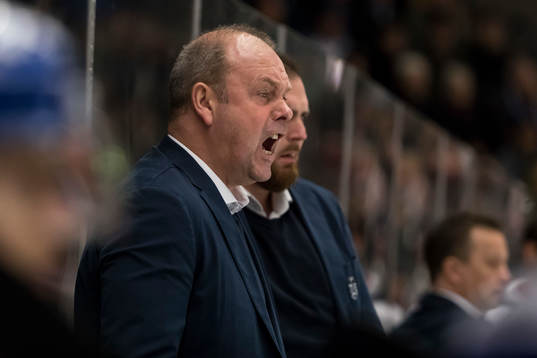 Leksands tränare Per-Erik Johnsson  i ishockeymatchen i