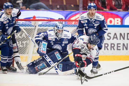 Linköpings Garret Roe Leksands målvakt Henrik Haukeland