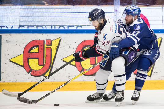 Leksands Jesper Ollas jagar Linköpings Niklas Persson  i