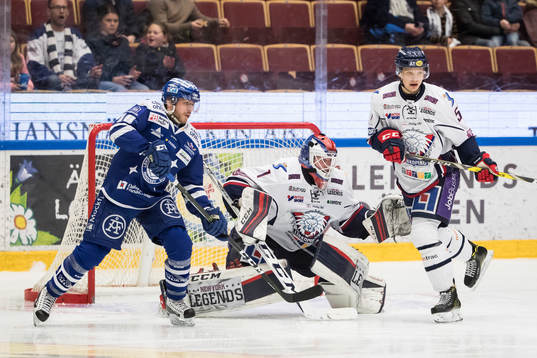 Leksands János Hári framför Linköpings målvakt Marcus