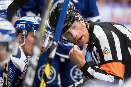 Domare Tobias Björk  i ishockeymatchen i SHL mellan