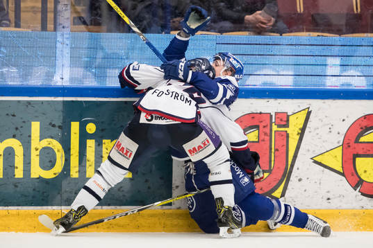 Leksands Johan Porsberger tacklas av Linköpings Niklas