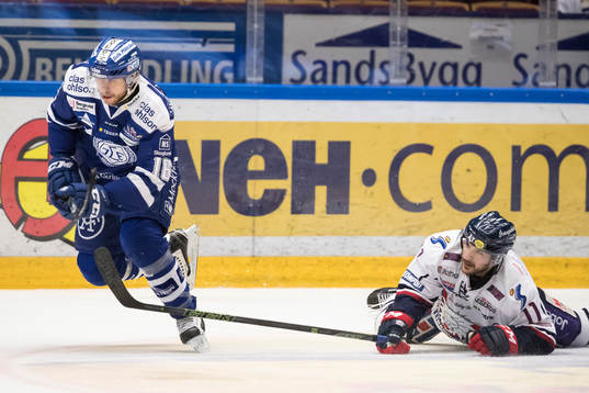Linköpings Garret Roe faller bakom Leksands János Hári